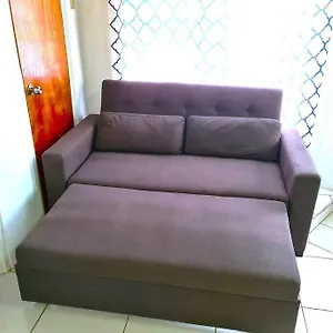 Apartment Two Bedroom. Walk To Beach. Free Wi-fi & Free Parking, Portmore